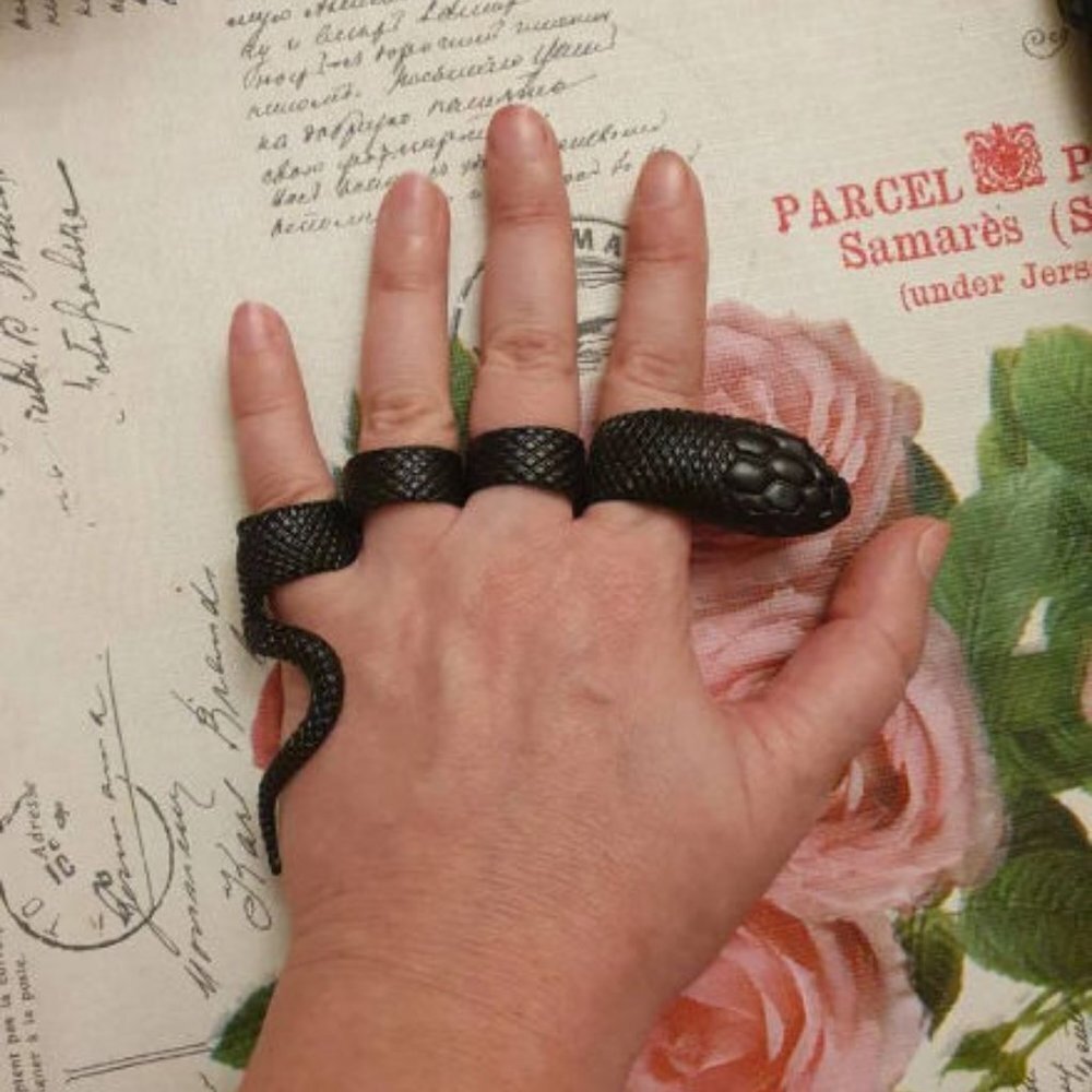 Unique 4 Piece Slithering Snake Ring Set - Black - NEW